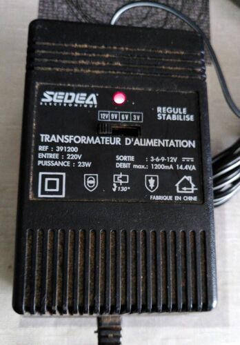 Alimentation transformateur Sedea régule et stabilisé flux électrique référence 391200 3V 6V 9V 12V débit maximum de 1200mA ou 1,2A avec mode d'emploi sur l'appareil et embouts adaptateurs 