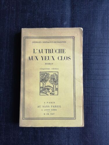 L'autruche Aux Yeux Clos