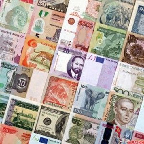 300 Billets De Banque Differents - Tous Pays