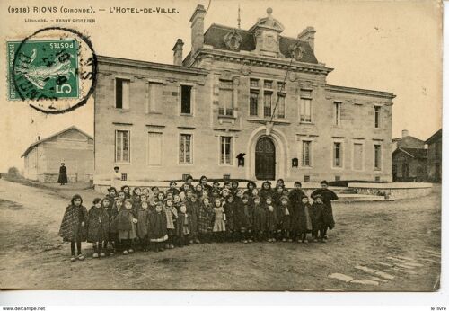 Cpa 33 Rions. Carte Entierement Dedoublee. L Hotel De Ville 1911 (Groupe D Enfants)
