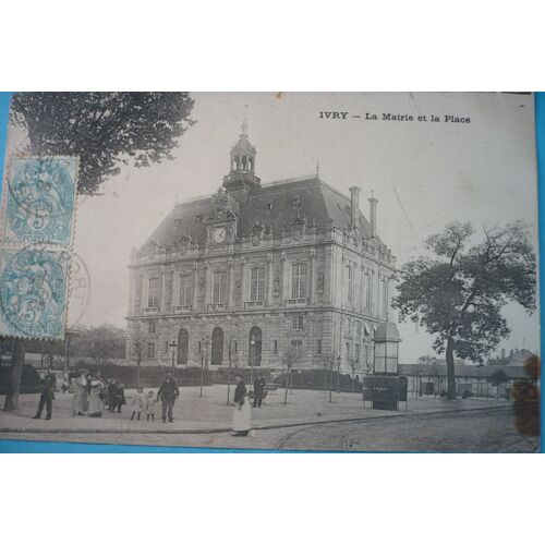 Ivry  :  La Mairie Et La Place  ( Belle Animation )