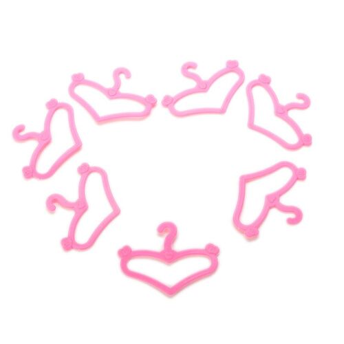 50 Pcs/Lot Rose Cintres Vêtements Accessoires Poupée Semblant Jouer Fille Cadeau En Gros