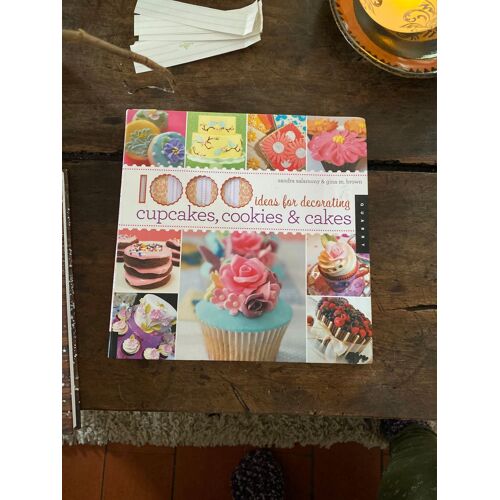 1000 Ideas For Decorating Cupcakes, Cookies & Cakes / Sandra Salamony & Gina M. Brown