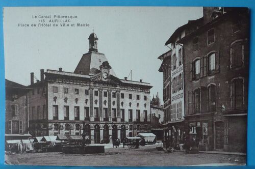 Aurillac : La Place De L'hotel De Ville Et La Mairie  ( Marché )