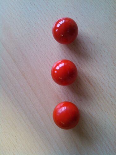 3 poignées de meubles rouges