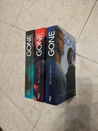 Lot De 3 Livres De Michael Grant Gone Mensonges La Faim Qui N'a Jamais Reve D'un Monde Sans Adultes
