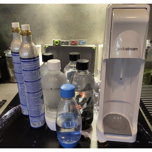 Sodastream + 5 bouteilles + 2 cartouches de gaz