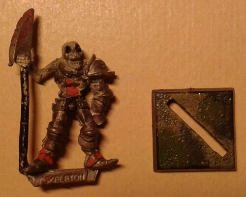 Figurine Plomb Peint Guerrier Squelette Avec Lance Et Socle Décoré Warhammer Ancienne Édition 1984