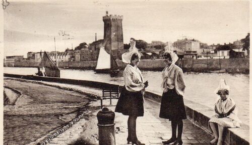Carte Postale Ancienne Avec Timbre - 1937 - Costumes - Tour - Les Sables D'olonne- Vers La Tour D'arundel - Un Brin De Causette