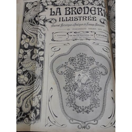 La Broderie Illustrée - Journal Artistique Et Pratique De Travaux Féminins, 7e Année, N°39 (25 Septembre 1904) : Ecran À Main Style Louis Xvi / Gerbe De Marguerites À Exécuter Avec Du Ruban Large, Du(...)
