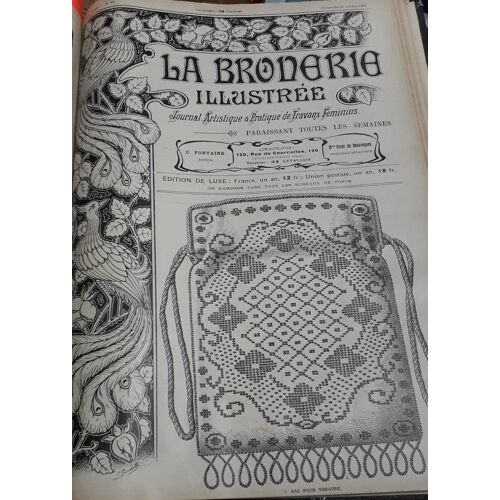 La Broderie Illustrée - Journal Artistique Et Pratique De Travaux Féminins, 7e Année, N°44 (30 Octobre 1904) : Sac Pour Théâtre / Abat-Jour Artistique Peint À L Aquarelle / Dessus De Violon En Drap(...)
