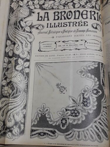 La Broderie Illustrée - Journal Artistique Et Pratique De Travaux Féminins, 6e Année, N°34 (23 Août 1903) : Mouchoir En Dentelle Avec Incrustation De Tulle / Modèle De Franges Avec Tête Au Crochet /(...)