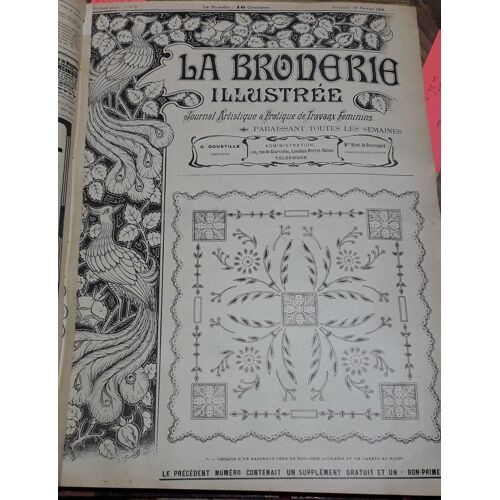La Broderie Illustrée - Journal Artistique Et Pratique De Travaux Féminins, 6e Année, N°3 (18 Janvier 1903) : Croquis D Un Napperon Orné De Broderie Anglaise Et De Carrés Au Filet / Store Flamand En(...)