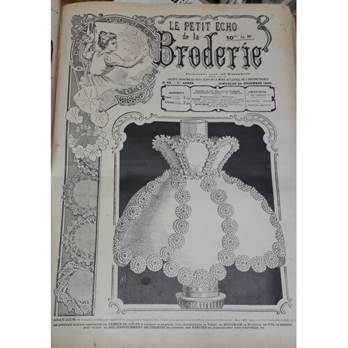 Le Petit Echo De La Broderie, 7e Année, N°52 (24 Décembre 1905) : Un Abat-Jour Enguirlandé De Roses / Porte-Éventail En Rococo / Parure Pour Corsage De Flanelle / Joli Fond De Plateau En Broderie(...)