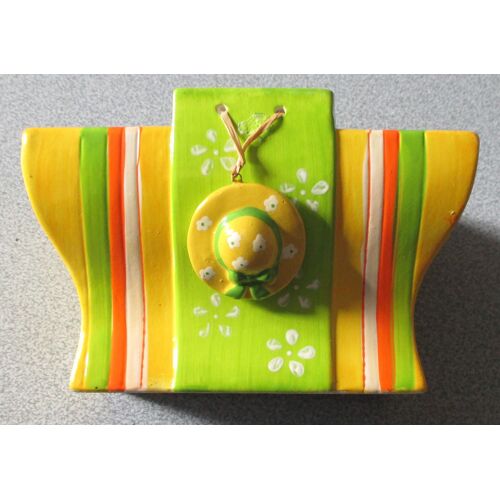 Petit Cache-Pot En Céramique Légère-Forme Galbée En Vasque-Gaies Rayures Jaune/Vert/Orange Et Un Petit Chapeau De Soleil Suspendu Sur Une Bande Verte Frontale-14x10x9.5cm-Vendu Vide