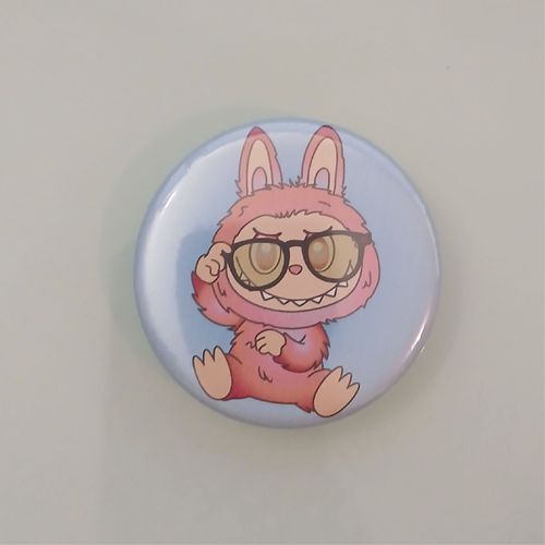 Partager 🐾 Badge Labubu – Style Cartoon 58 Mm – Pour Les Fans De L’Univers Pop & Kawaii