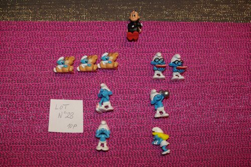 Lot N°28 Composé De 10 Figurines Kinder  Schtroumpf
