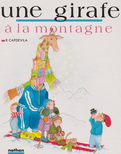 Une Girafe À La Montagne