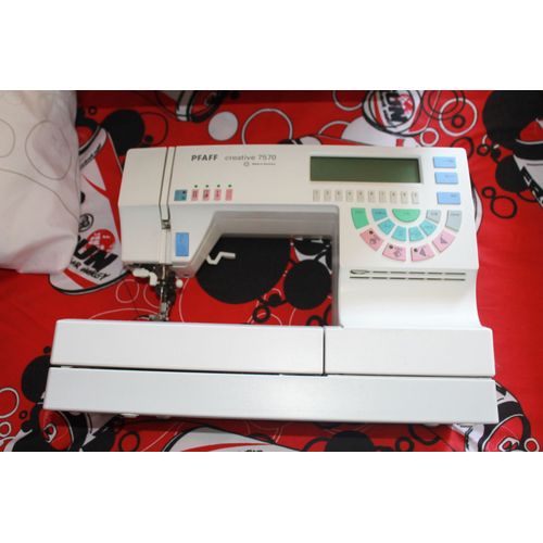 pfaff créativ' 7570 + son unité de broderie+ 20 disquettes de points à broder