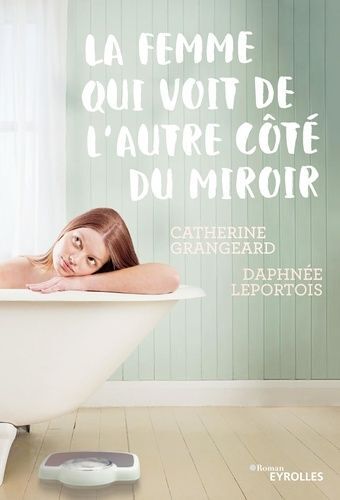 La Femme Qui Voit De L'autre Côté Du Miroir