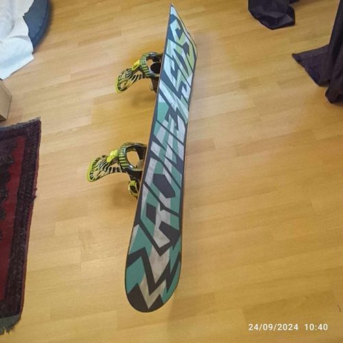 Planche À Neige Et Bottes À Vendre. Planche 155 Cm Bottes Taille 40. Bon État.