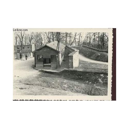 1 Photo  Argentique En Noir Et Blanc Dentellee - Imension : 7 X 10 Cm : Ecole Militaire Mont Valerien - Periode Novembre 1951 À Avril 1952 : Ensemble De L'entree - Poste De Police.