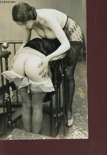 1 Photo-Carte Postale Monovhrome (9 X 14 Cm) : Une Femme De Face Tenant Entre Ses Mains Les Fesses D'une Femme Prise De Dos, Jambes Habillees De Bas.
