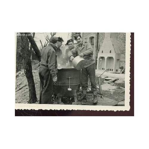 1 Photo  Argentique En Noir Et Blanc Dentellee - Imension : 7 X 10 Cm : Ecole Militaire Mont Valerien - Periode Novembre 1951 À Avril 1952 :  ' Militaires En Pleine Preparation Du Repas En ...