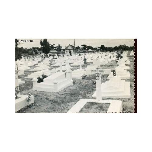 1 Photo-Carte Postale En Noir Et Blanc Dentellee De Dimension 9 X 14 Cm : Centre Viet-Nam - Tourane - Cimetiere Militaire (Devant La Croix De L'adjudant Adam De Villiers.