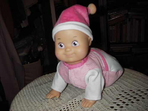 Poupon Animé De Marque Smoby ,Trotte À Quatre Pattes  En Remuant La Tète De Droite À Gauche ,Gazouille , Rit  ,Émet Le Son De Bisous ,Dans Sa Grenouillère Et Son Bonnet De Nuit Assorti .
