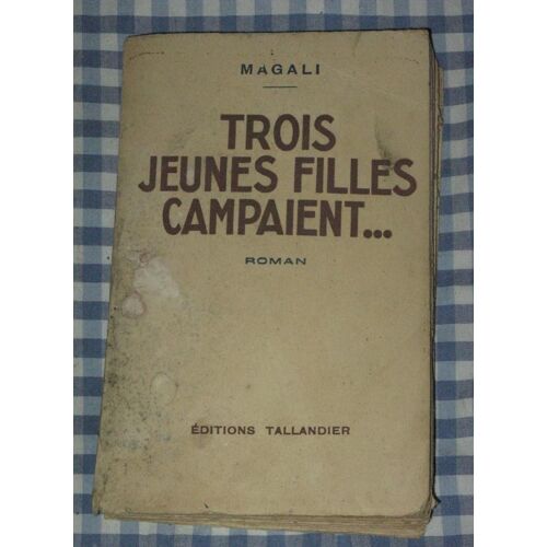 Trois Jeunes Filles Campaient...
