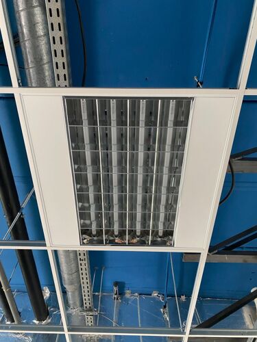 vend plafonnier de récupération de bureau modèle 4 tubes de néon 600x600 encastrable dans fx plafond sur ossature T24 ou T15 quantité 200 unités voir plus de récupération