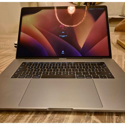 Apple MacBook Pro Retina Touch Bar 15" Intel Core i7 - Ram 16 Go - SSD 256 Go Je vends un MacBook Pro 15 pouces avec Touch Bar, équipé d'un processeur Intel Core i7. L'ordinateur est en excellent état de fonctionnement et idéal