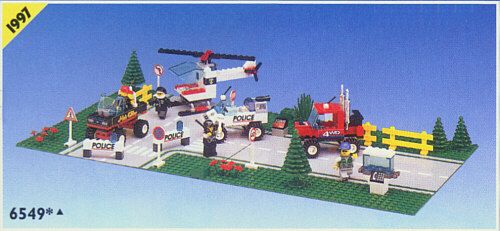 LEGO Ville Policier 6549 Roadblock Runners Ensemble Routier avec 2 Plaques, Hélicoptère, Voiture de Police, Camions et 4 Figurines