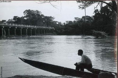 Photo Argentique / Une Pirogue Au Bord Du Fleuve Bandama.