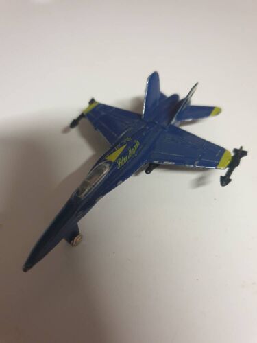 Petit Avion De Combat Bleu En Métal