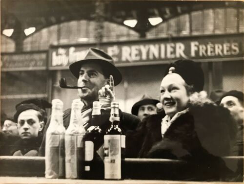 Vente Aux Encheres De Whisky A Lyon En 1941 Grande Photo De Presse Originale Visa Censure