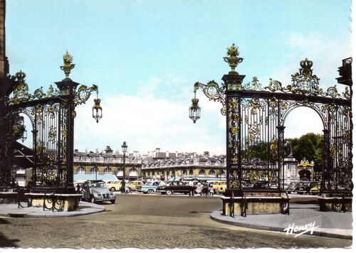 54 Nancy - Cpsm - "Les Grilles De Jean Lamour De La Place Stanislas", Autos, 2 Cv