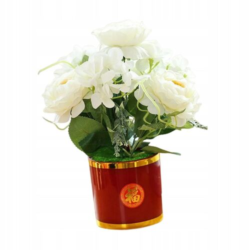 Fleurs artificielles soyeuses dans une maison en pot