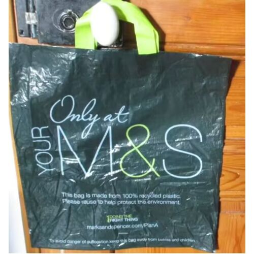Sac plastique des magasins Marks & Spencer-fond vert foncé modèle Only at your M & S Plan A-38x43cm-100% plastique recyclé- réutilisable- 2 poignées de portage-vient d'Angleterre