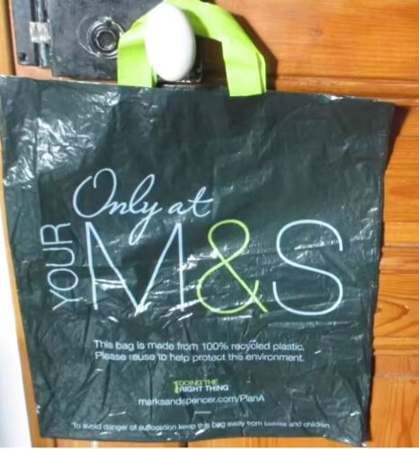 Sac plastique des magasins Marks & Spencer-fond vert foncé modèle Only at your M & S Plan A-38x43cm-100% plastique recyclé- réutilisable- 2 poignées de portage-vient d'Angleterre