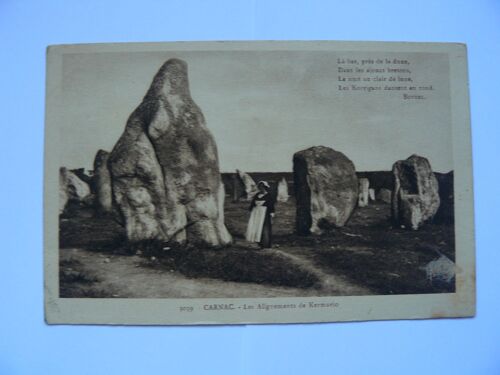 Carte Postale Ancienne De Carnac,Morhihan, Bretonne En Costume Dans Les Allignements De Kermario. Texte De Théodore Botrel.