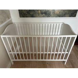 lit de bébé, matelas, draps.