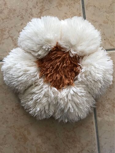 Doudou peluche coussin blanc et coeur marron ( fleur) 23cm de diamètre