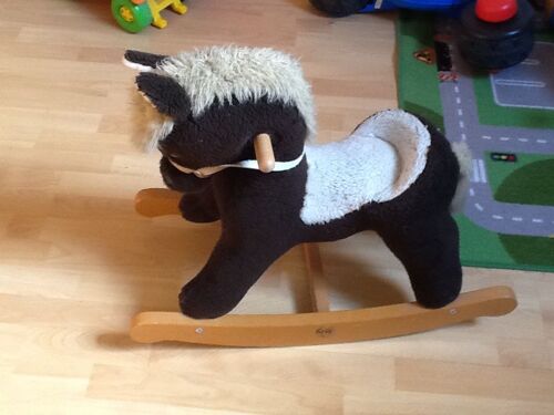 Cheval A Bascule En Peluche Et Bois