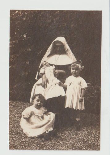 Photo Ancienne D'une Soeur Religieuse Avec Trois Petits Enfants