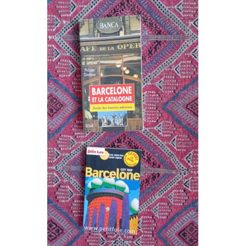 Lot De Deux Guides Spécial Barcelone : Le Petit Futé,City Trip Barcelone + Barcelone Et La Catalogne, Guide Des Bonnes Adresses, Édition Solar. Très Bon État.