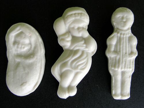 3 Fèves Céramique - Bébé, Fillette Qui Suce Son Pouce Et Garçon En Culotte Courte