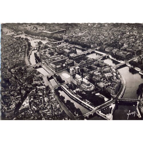 Paris, La Seine Et L'île De La Cité