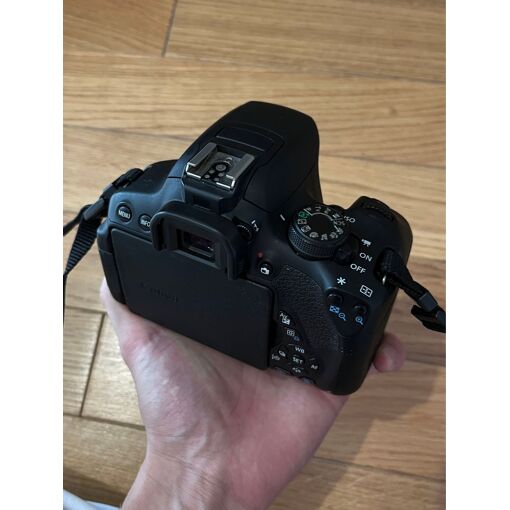 Canon EOS 700D + Objectif 18-55 Mm – Noir, état Comme Neuf, Très Peu Servi